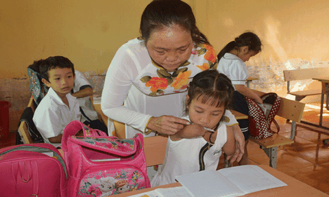 Chuyện cô giáo Sóc Trăng tận tâm với học trò không tay, không chân