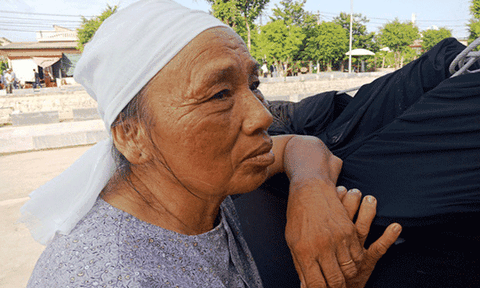 Người dân rơi nước mắt viếng Chủ tịch nước tại quê hương 