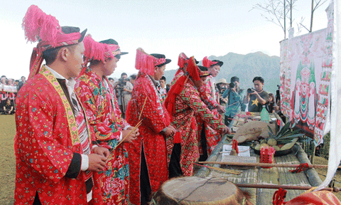 Lễ hội Bàn Vương dưới chân đỉnh Chiêu Lầu Thi