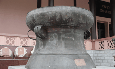 Chiếc trống đồng ở Khu Văn hóa tưởng niệm Chủ tịch Hồ Chí Minh