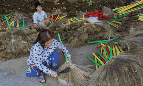An Giang: Nhộn nhịp làng bó chổi Cồn Nhỏ