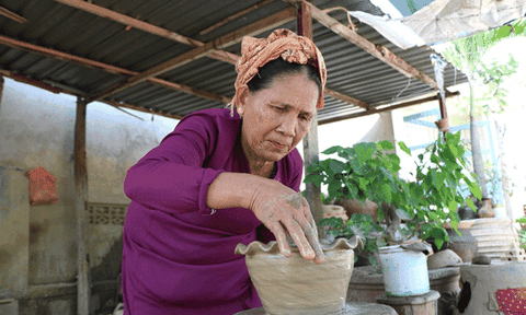 Độc đáo kỹ thuật "làm bằng tay, xoay bằng mông" tại làng gốm cổ 
