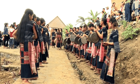 Câu lạc bộ Cồng chiêng nữ làng Leng