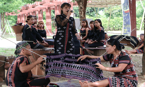 Ngọt ngào khúc hát ru của đồng bào Tà Ôi