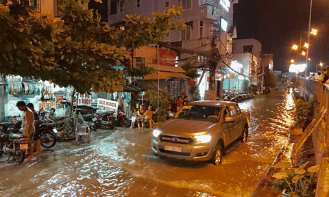 Người dân Cần Thơ bất ngờ trước triều cường dâng cao