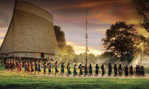 Triển lãm “Qua những miền di sản” 