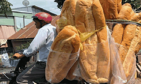 Bánh mỳ khổng lồ dài 1m ở An Giang lọt tốp món ăn kỳ lạ nhất thế giới