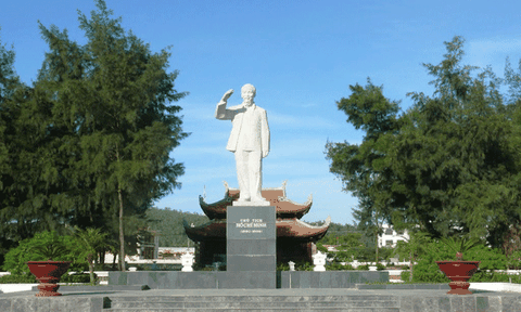 Đến thăm Tượng đài Bác Hồ trên đảo Cô Tô