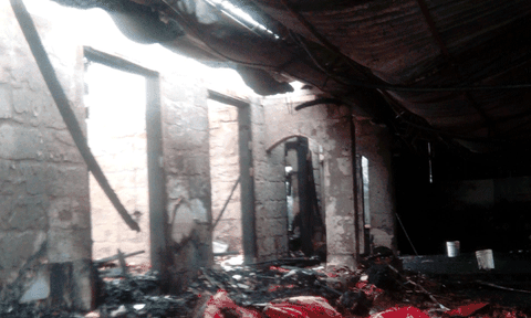 Nghệ An: Ngôi nhà lim 3 gian bị thiêu rụi, thiệt hại chục tỉ đồng