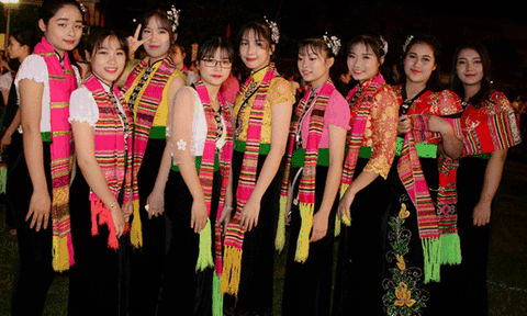 Không xòe trai gái không thành đôi