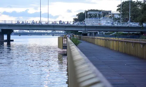 Cận cảnh cầu gỗ lim bên dòng sông Hương