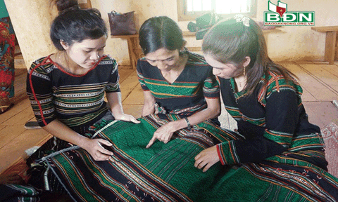 Đồng bào là chủ thể trong việc bảo tồn trang phục truyền thống