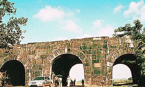 Tu sửa cấp thiết cổng Nam Thành Nhà Hồ