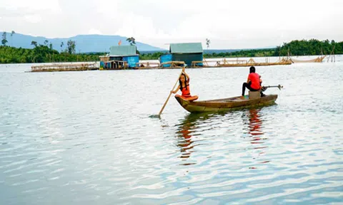 Vạn chài trên dòng Sê San