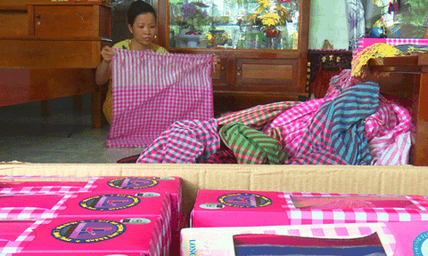 Làng nghề dệt choàng tất bật phục vụ Tết