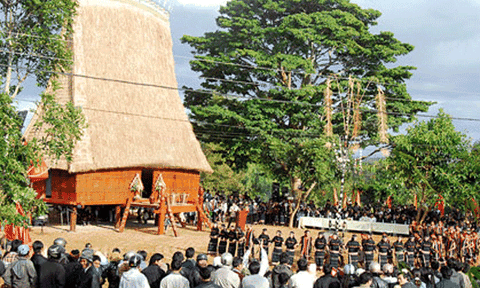 Rơ Ma Bơn - người có công giúp dân làng thoát nghèo