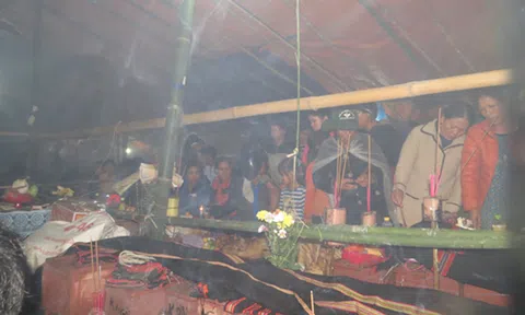 Lễ hội bốc mộ người chết rồi... “táng treo”