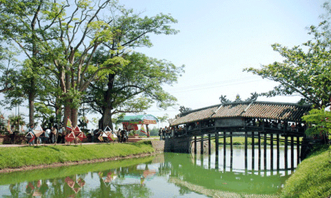 Người góa phụ Huế với cây cầu bắc qua thời gian