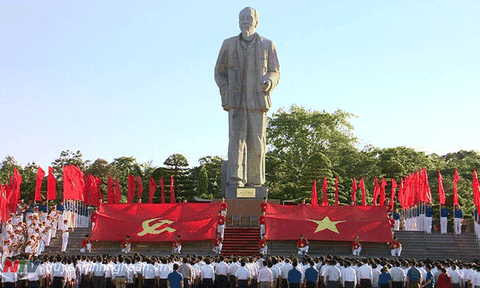 Quảng trường Hồ Chí Minh và Tượng đài Bác Hồ - điểm nhấn du lịch ở Nghệ An