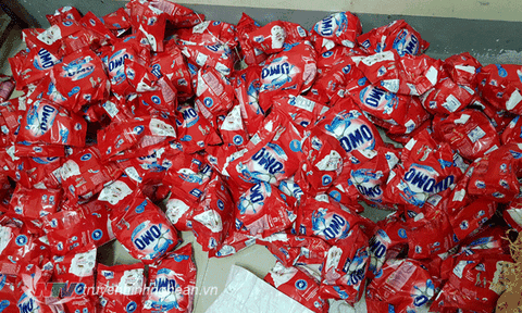 Nghệ An: Công an Diễn Châu bắt cơ sở sản xuất bột giặt OMO giả