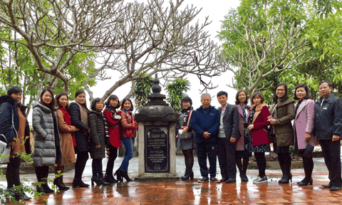 Cuối năm viếng mộ Tản Đà