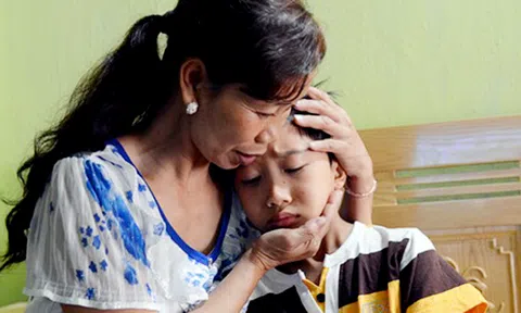  Bố mẹ quán quân Đức Vĩnh xót xa khi con trai nhập viện lần 2 