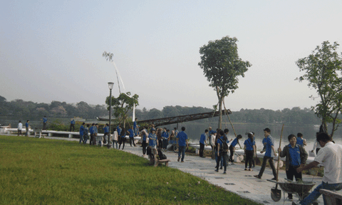 Giới trẻ Huế làm vệ sinh chuẩn bị cho Festival nghề truyền thống 2015