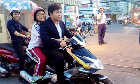 Quang Lê bị "ném đá" vì không đội mũ bảo hiểm chở con nuôi