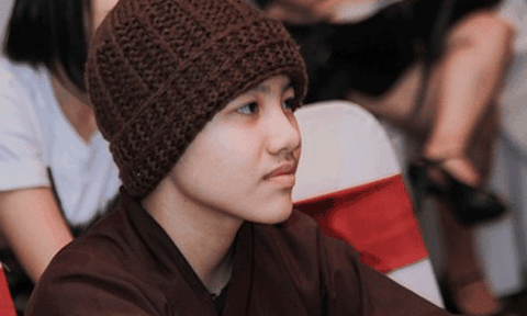 Huyền Trân bị cấm mặc áo ni cô trong liveshow Quang Lê