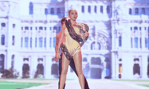 Tóc Tiên táo bạo quấn con trăn lớn quanh người ở “The Remix”