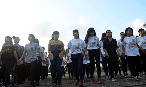 Sinh viên Huế nhảy dân vũ chào đón Festival nghề truyền thống Huế 2015