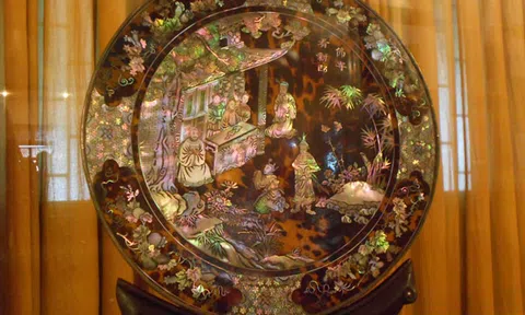 Chân dung vua Bảo Đại và Hoàng Hậu Nam Phương qua 12 bộ khảm xà cừ tinh xảo