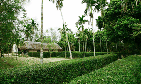 Hàng vạn du khách về thăm làng Sen quê Bác