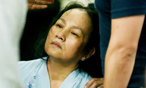 Mẹ Duy Nhân bị ngất liên tục trong lễ khâm liệm con trai