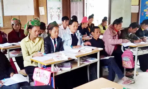 Điện Biên: Mở các lớp xóa mù chữ cho học viên dân tộc Cống
