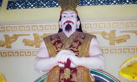 Chỉnh sửa tượng vua Hùng da trắng, sơn móng tay đỏ chót