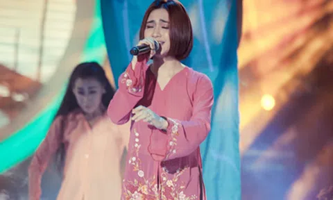 Hoài Linh xúc động khi Hòa Minzy hát nhạc trữ tình