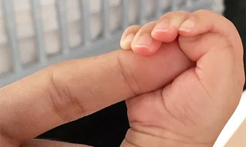 Vợ chồng Hà Tăng khoe khéo ảnh con