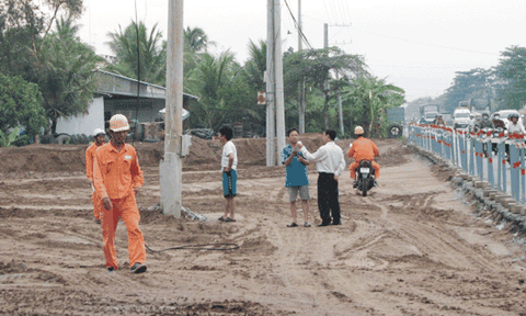 Tiền Giang: Xe ben đụng gãy trụ điện, hàng nghìn hộ dân bị mất điện