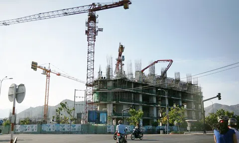  Bờ biển Nha Trang: Lổn nhổn công trình 