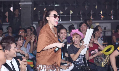 Phát sốt hình ảnh Hồ Ngọc Hà "ngồi bệt" giao lưu cùng fan