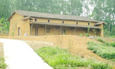 Làm nhà tường đất để giữ rừng