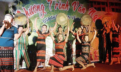 Mang lời ca, tiếng hát đến dân bản