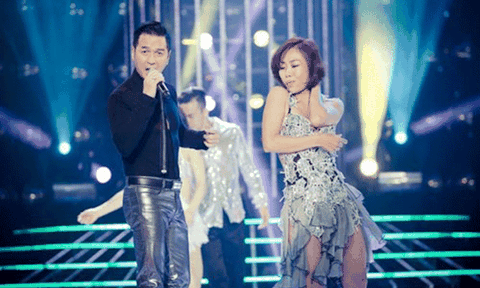 Ái Phương bất ngờ “ôm thân ái” Nguyễn Hưng trên sân khấu