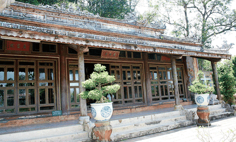 Thẩm định Báo cáo kinh tế kỹ thuật tu bổ cấp thiết di tích điện Hòn Chén  