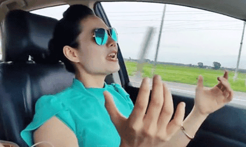 Cô gái vừa hát vừa lái xe xin được đóng phạt nguội