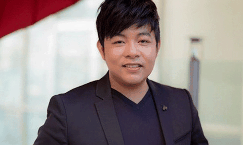 Quang Lê bị hải quan Mỹ 'cảnh cáo" vì mang vật lạ lên máy bay