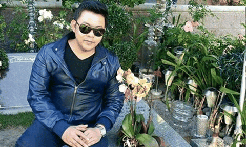 Quang Lê lại gây bức xúc vì ngồi lên mộ nhạc sĩ