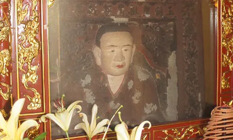 Pho tượng cổ hàng trăm năm tự làm sạch khuôn mặt?!