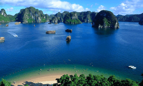 Vịnh Hạ Long - “Kỳ quan đá dựng giữa trời cao”